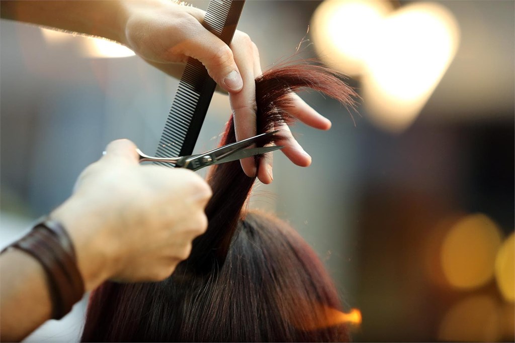5 beneficios de un corte de pelo profesional para la salud de tu melena