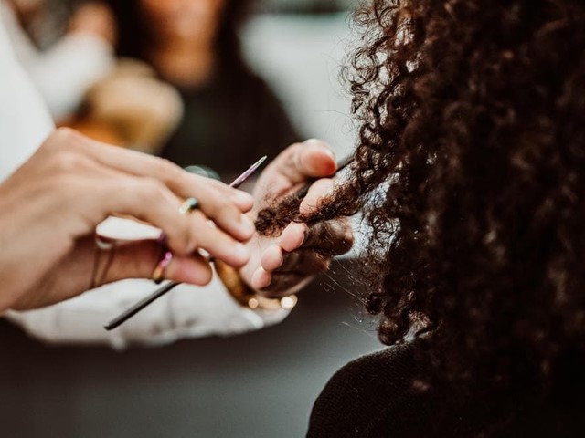 ¿Cuál es la mejor manera de cuidar mi cabello rizado u ondulado?