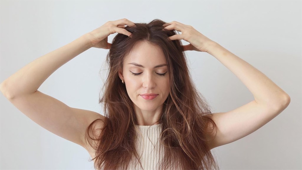 Los beneficios del masaje capilar y cómo hacerlo en casa