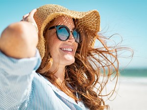 ¿Qué productos debo usar para proteger mi cabello del sol y el agua del mar o piscina?